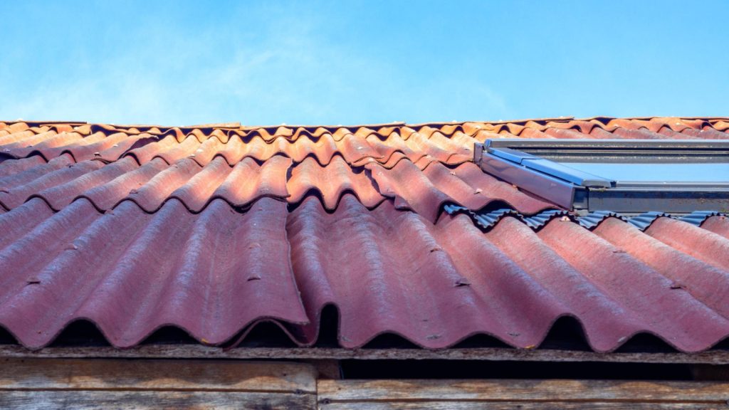 Les avantages du démoussage de toiture par un couvreur professionnel